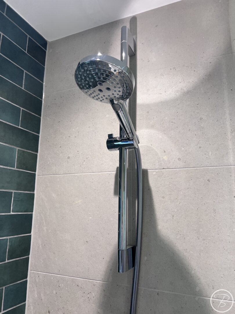 Showerhead and Rail